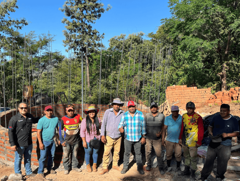 Alcaldesa de El Triunfo Supervisa la Construccion del Sistema de Agua en Tres Piedras